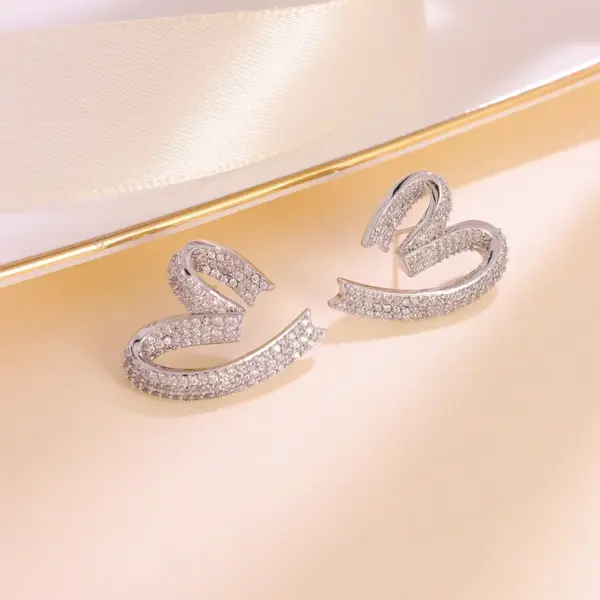 Wholesale Heart Shape Electroplated Copper Earrings For Women With Zircon Inlay And Water Plating Process