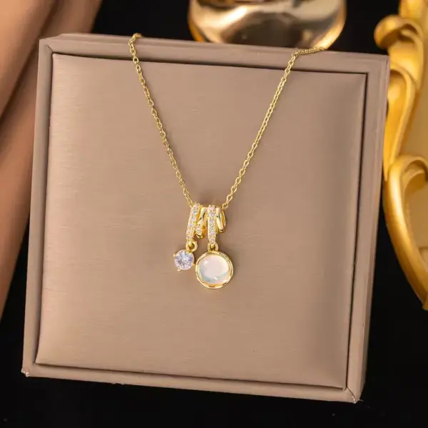 Wholesale Round Inlay Pendant Necklace For Women In Copper With 18K Real Gold Plated Water Plating And Artificial Rhinestones On Cable Chain