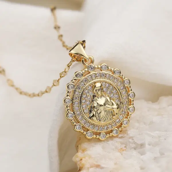 Wholesale Light Luxury Retro Maria Round Pendant Necklace For Women INS Design Sense Niche Exquisite Collarbone Chain Water Plated 18K Real Gold Zircon