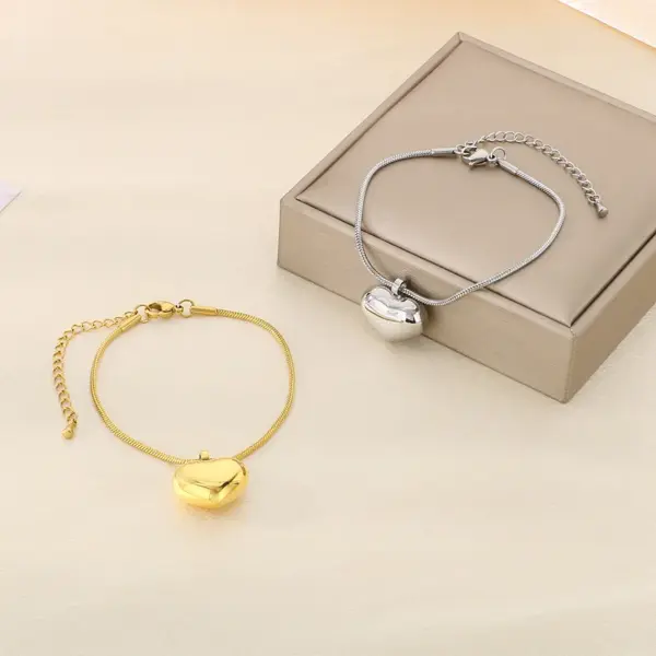 Wholesale Ion Plating (IP) 18K Gold Plated Heart Shape 304 Stainless Steel Casual Simple Style Streetwear Waterproof Non Tarnish 304 Stainless Steel Bracelets