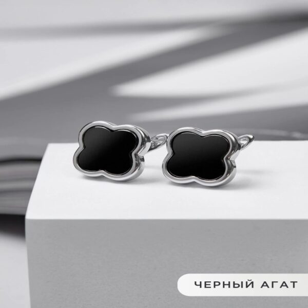 Wholesale Electroplated copper and gold-plated light luxury four-leaf clover stud earrings, versatile earrings for commuting