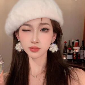 Wholesale Gentle and elegant suitable for round face earrings Christmas elements earless ear clip women's exquisite pearl exaggerated snowflake earrings