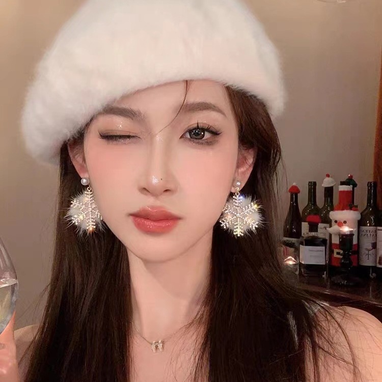 Wholesale Gentle and elegant suitable for round face earrings Christmas elements earless ear clip women's exquisite pearl exaggerated snowflake earrin