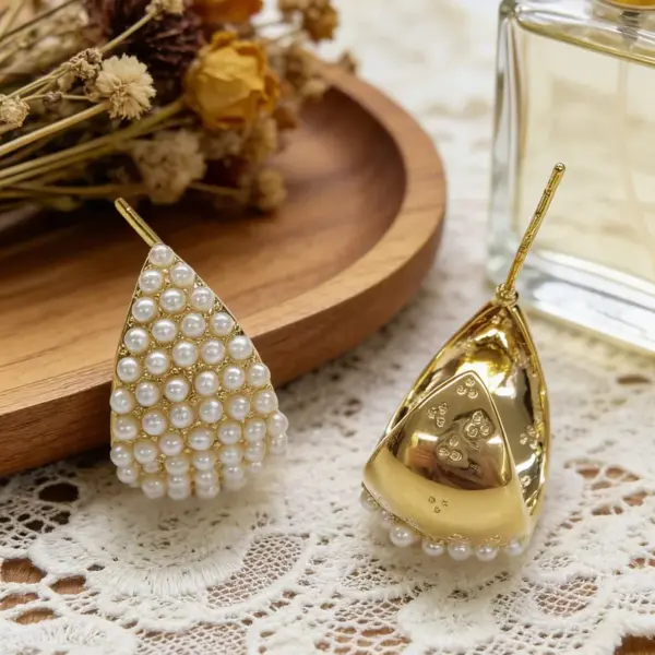 Wholesale Gold-Plated Copper S925 Silver Ear Stud Earrings Shell Pearl Vintage French Crescent Stud Earrings Three-Dimensional Geometric Artificial Pearl Artificial Diamond Suitable For Women