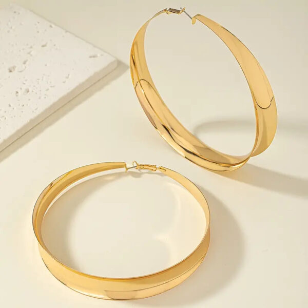 oly-c99970b19afde6164042be05011dbd55 Wholesale golden circle shape plain ring flat earrings retro personality exaggerated simple design earrings