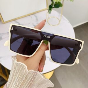 Plastic teeth / Off-white frame, black and gray accents
