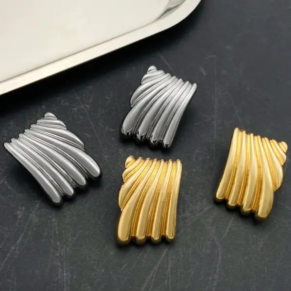 Wholesale 304 Stainless Steel Heart Shape Flower PVD Coated Gold Plated Vintage Style Simple Style Waterproof Non Tarnish Gold Ear Studs