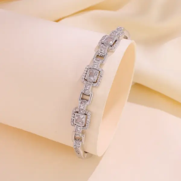 Wholesale Geometric Electroplated Copper Bangle For Women With Zircon Inlay And Water Plating Gold Process