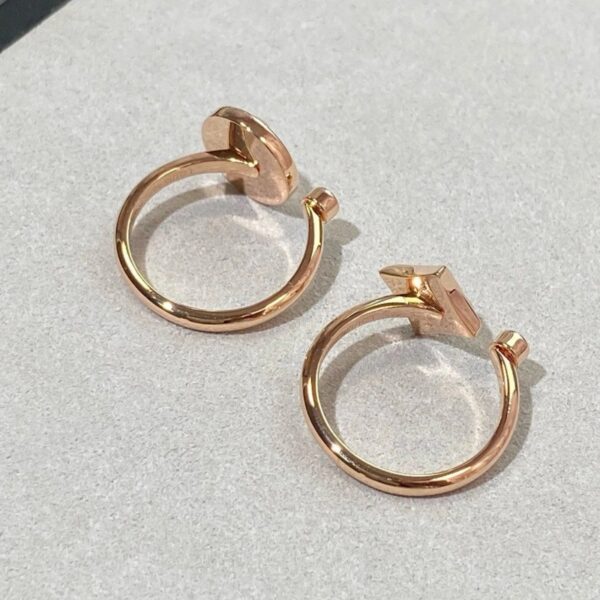 Wholesale Copper gold-plated adjustable natural white mother-of-pearl round monogram ring with pointed floral pattern