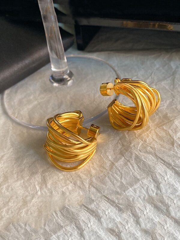 Wholesale autumn and winter gold-plated hollow winding C-shaped circle earrings retro high-end earrings