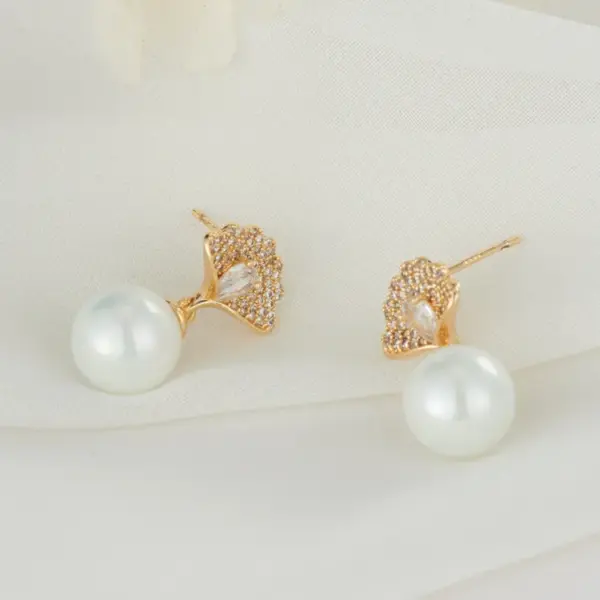 Wholesale Ginkgo Leaf Stud Earrings For Women With 925 Sterling Silver Posts And Copper Base Inlaid With Zircon In Simple Style