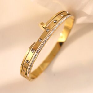 Nails with diamond gold