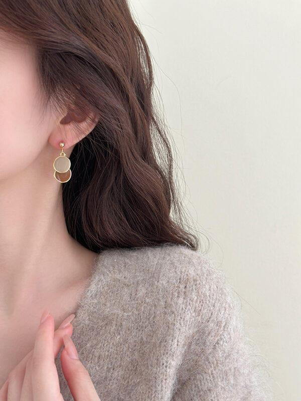 Wholesale Niche elegant light luxury high-grade red earrings for women autumn and winter popular earrings earrings show face small
