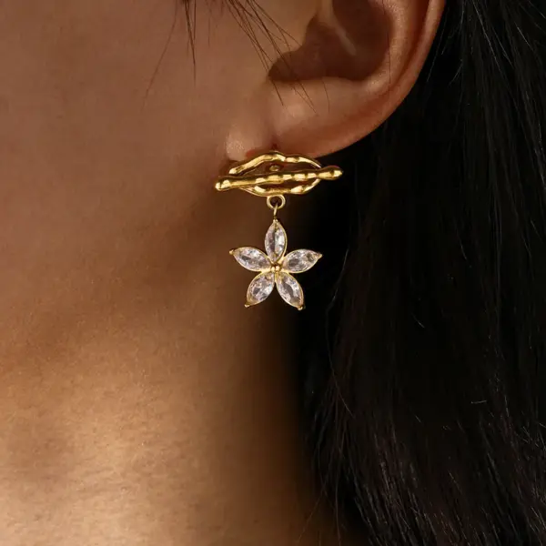 Wholesale Flowers Claw Setting Stud Earrings For Women In 304 Stainless Steel With 18K Real Gold PVD Coated And Zircon Inlay