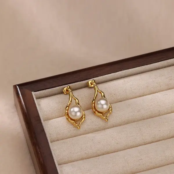 Wholesale Round Waterproof Non Tarnish Stud Earrings For Women In Copper With 18K Real Gold Plated PVD Coating And Artificial Pearl Inlay