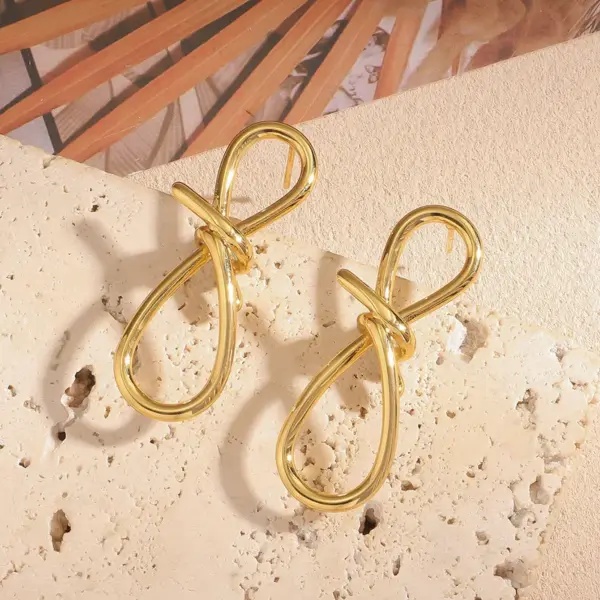 Wholesale 18K Gold Plated 304 Stainless Steel Vacuum Electroplated Geometric Earrings Studs For Women Suitable For Casual Occasions Women's Jewelry Non-Fading