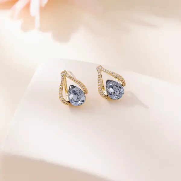 Wholesale Elegant Geometric Heart Zircon New Style Fashionable Versatile Lightweight Luxury Earrings Cross Pattern Polished Finish