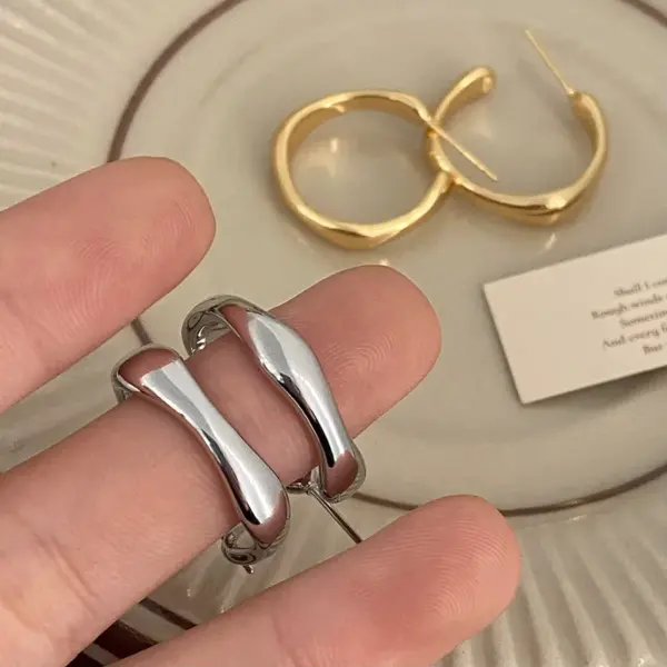 Wholesale Simple Style Circle Stud Earrings For Women In Golden Alloy Material