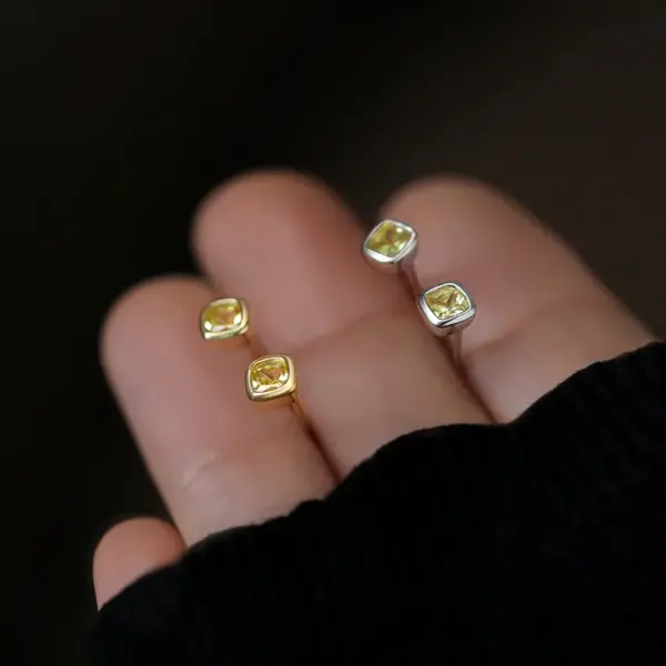 Wholesale Simple Style Square Stud Earrings For Women In Copper With Electroplated Gold Plating And Rhinestone Inlay