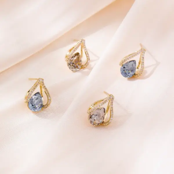 Wholesale Elegant Geometric Heart Zircon New Style Fashionable Versatile Lightweight Luxury Earrings Cross Pattern Polished Finish