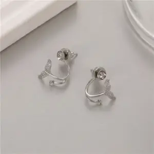 Wholesale Fish Tail Stud Earrings For Women With 925 Sterling Silver Posts, Copper Base Electroplated In 14K Real Gold And Freshwater Pearl Inlay