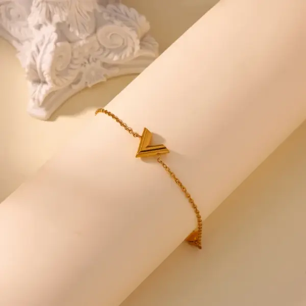 Wholesale 3pcs/set Victory V-shaped Jewelry Set 18K Gold Plated Waterproof Stainless Steel Necklace Earrings Bracelet Three-piece Set Simple Elegant Brand Style Jewelry Accessories Wholesale Christmas Birthday Gift Choice