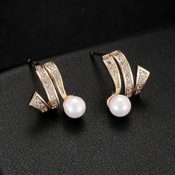 Wholesale Irregular Earrings For Women Made Of Copper With Freshwater Pearl Inlay Featuring Electroplated Finish And 925 Sterling Silver Ear Pins