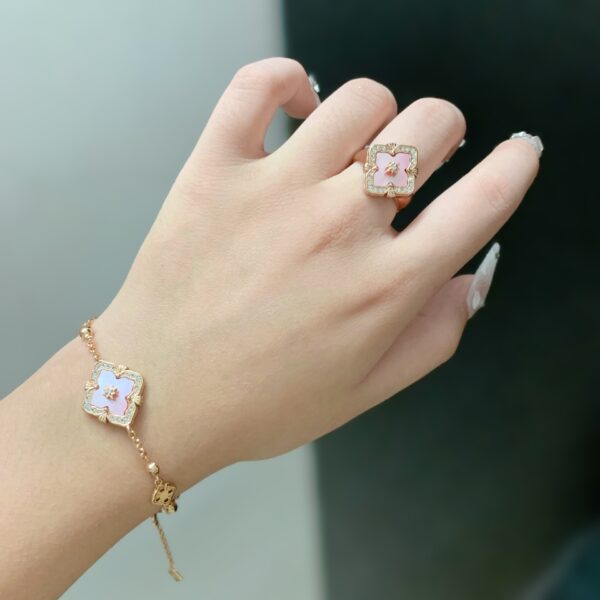 Wholesale Copper Italian brushed finish, natural pink mother-of-pearl three-flower bracelet, diamond-encrusted four-leaf clover clavicle chain.
