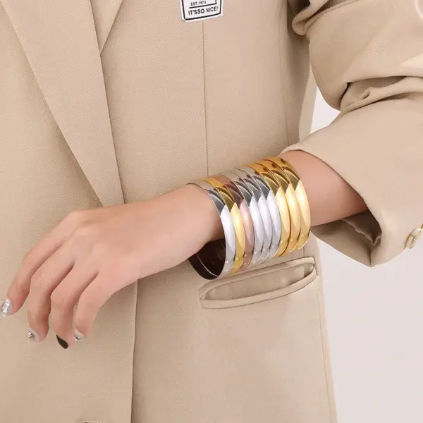 Wholesale PVD Coated 18K Gold Plated Round Stainless Steel Simple Style Waterproof Non Tarnish 304 Stainless Steel Bangle