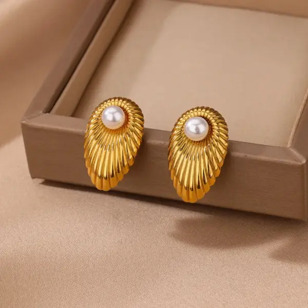 Wholesale Round Waterproof Non Tarnish Stud Earrings For Women In Copper With 18K Real Gold Plated PVD Coating And Artificial Pearl Inlay