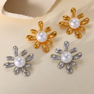Wholesale PVD Coated Real Gold Plated 18K Gold Pearl Flower 304 Stainless Steel Casual Cute Lady Waterproof Non Tarnish Ear Studs