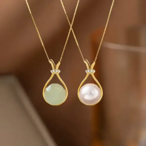Wholesale Round Inlay Pendant Necklace For Women In Copper With 18K Real Gold Plated Water Plating And Artificial Rhinestones On Box Chain
