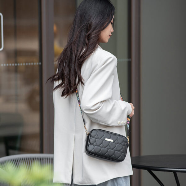 oly-da2670a4569d705f0e37db3950840113 Wholesale Heart-shaped small square shoulder bag, embroidered camera bag