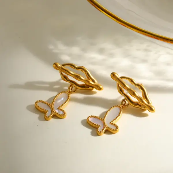 Wholesale Heart Shape Stud Earrings For Women With Claw Setting, 18K Real Gold Plated 304 Stainless Steel Featuring Shell Inlay And PVD Coating