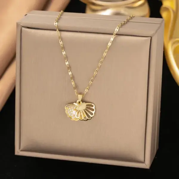 Wholesale Starfish Inlay Pendant Necklace For Women In Copper With 18K Real Gold Plated And Artificial Rhinestones, Water Plating On Cable Chain