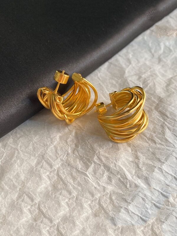 Wholesale autumn and winter gold-plated hollow winding C-shaped circle earrings retro high-end earrings