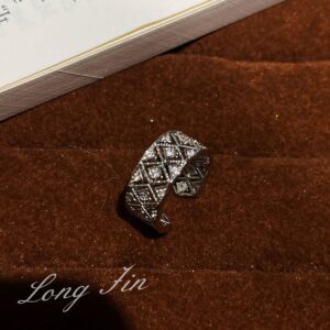 J074 white gold