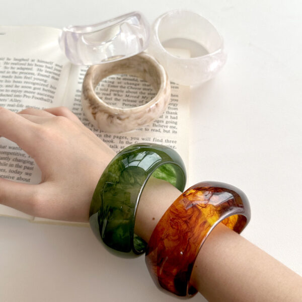 Wholesale Resin Oval Wide Edition Geometric Curved Resin Smudged Brown Bracelet Style Bracelet for Women
