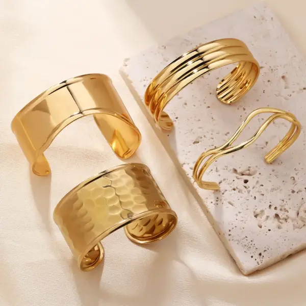 Wholesale Golden Stainless Steel Open Hand Bracelet Style Geometric Pattern High-End Feelings Jewelry Accessories