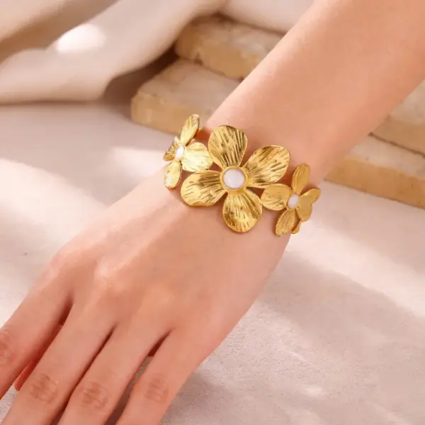 Wholesale Vintage Stainless Steel Women's Bracelet Four-Leaf Clover Petal Design High-Quality Jewelry Accessory