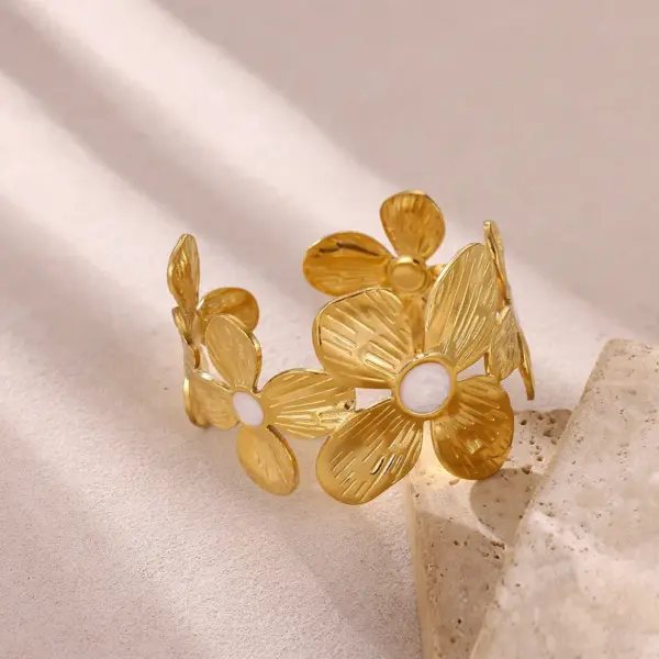 Wholesale Vintage Stainless Steel Women's Bracelet Four-Leaf Clover Petal Design High-Quality Jewelry Accessory