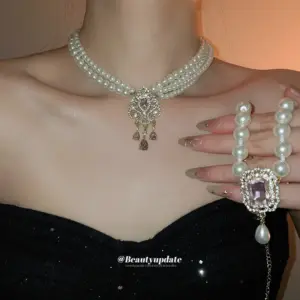 Wholesale Flowers Pendant Necklace For Women With Alloy Pendant Material Featuring Imitation Pearl And Rhinestones In White