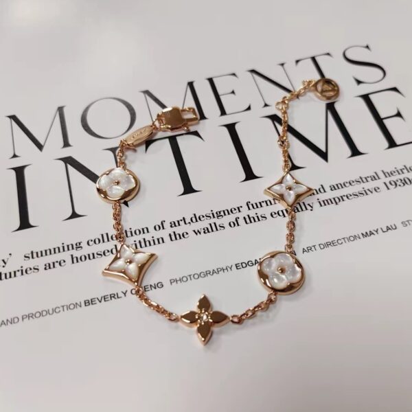 Wholesale Genuine gold-plated copper natural mother-of-pearl five-flower bracelet that won't fade.
