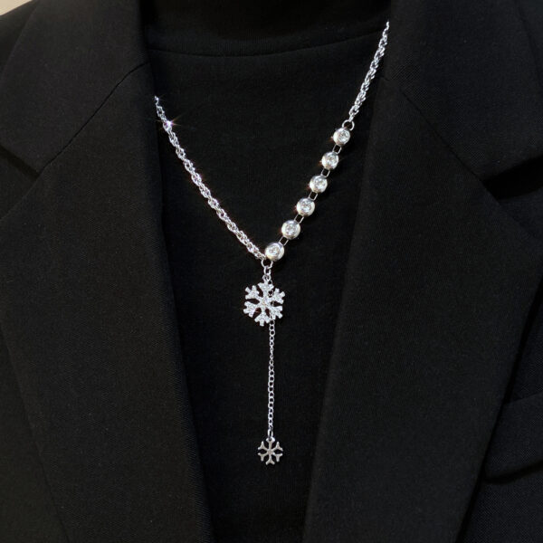 oly-e113989cd960f6607fec9e652358fcb2 Wholesale light luxury high-end full diamond snowflake necklace women’s fashion simple Joker autumn and winter sweater chain
