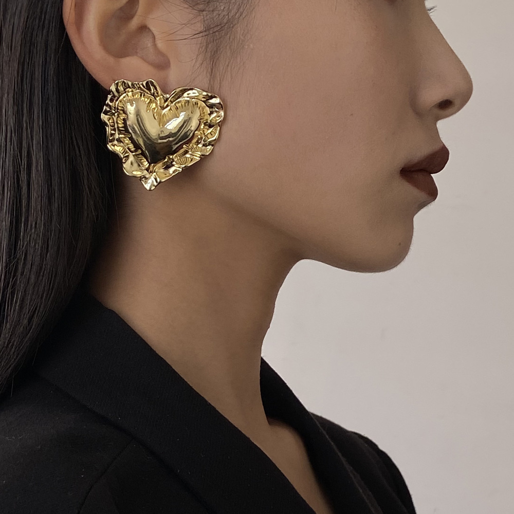 Wholesale 2025 European and American New Style Exaggerated Pleated Metal Big Heart Earrings for Women Normcore High-End Cold Style Unique Earrings