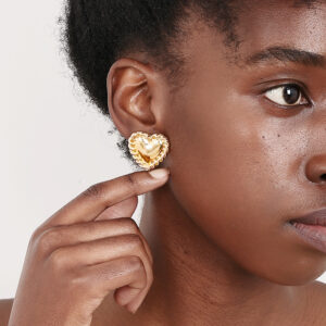 Wholesale 1 Pair of French-Style Vintage Fashion Exaggerated Earrings, Metal Sweet and Cute Heart-Shaped Stud Earrings for Women