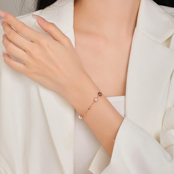 Wholesale Ready Stock Wholesale Small Waist Bracelet Summer Women's High-End Versatile Light Luxury Style Simple Niche Hand Jewelry Accessories Product