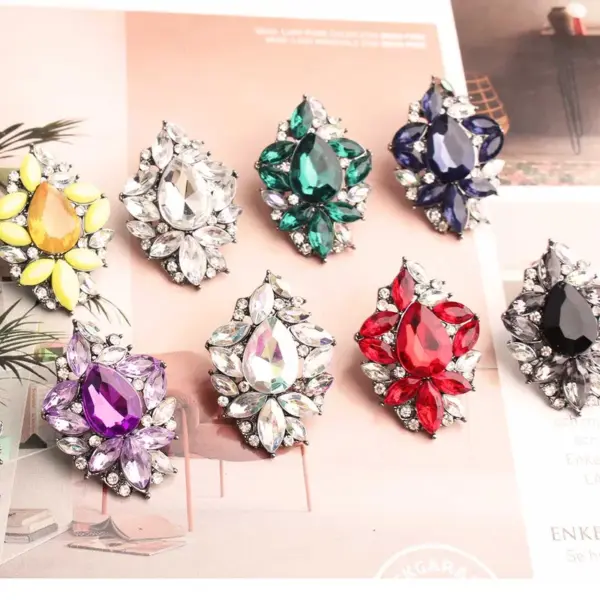 oly-e2b890ce1f148437234c7abcd33b6e5e Wholesale Asymmetrical Irregular Stud Earrings For Women With May Birthstone Emerald In Golden Plated Zinc Alloy And Acrylic Inlay