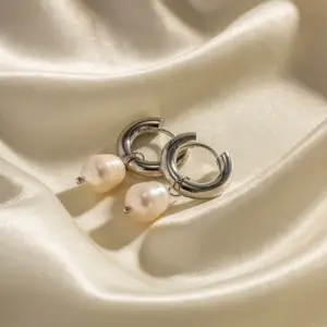 Wholesale 304 Stainless Steel Freshwater Pearl Round PVD Coated Pearl 18K Gold Plated INS Style Casual Elegant Plating Inlay Earrings