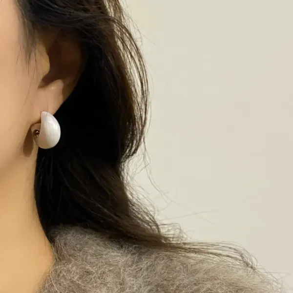 Wholesale Retro Moon C Shape Stud Earrings For Women, Made Of Copper, Available In White